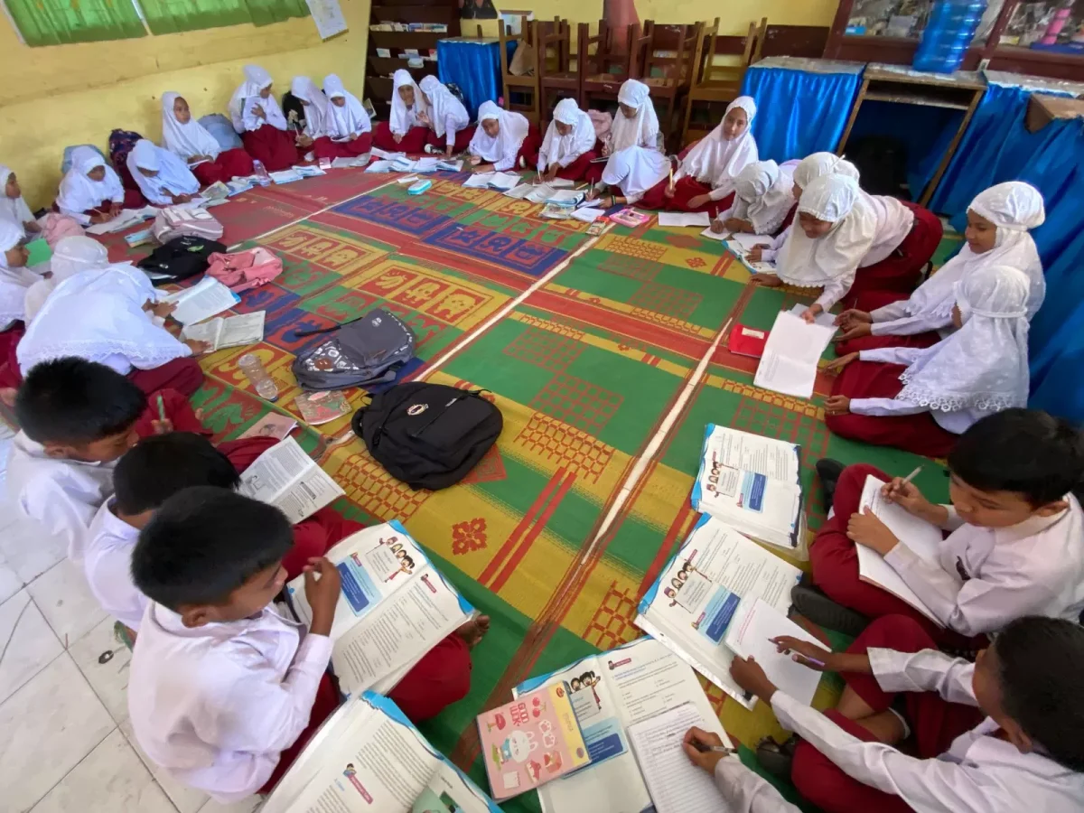 “Terlalu Banyak Duduk, Terlalu Sedikit Bertanya” — Kritik Diam pada Sistem Belajar Kuno